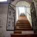 Infine attraverso un portoncino in ferro saliamo una ripida scala che ci porta al secondo piano...